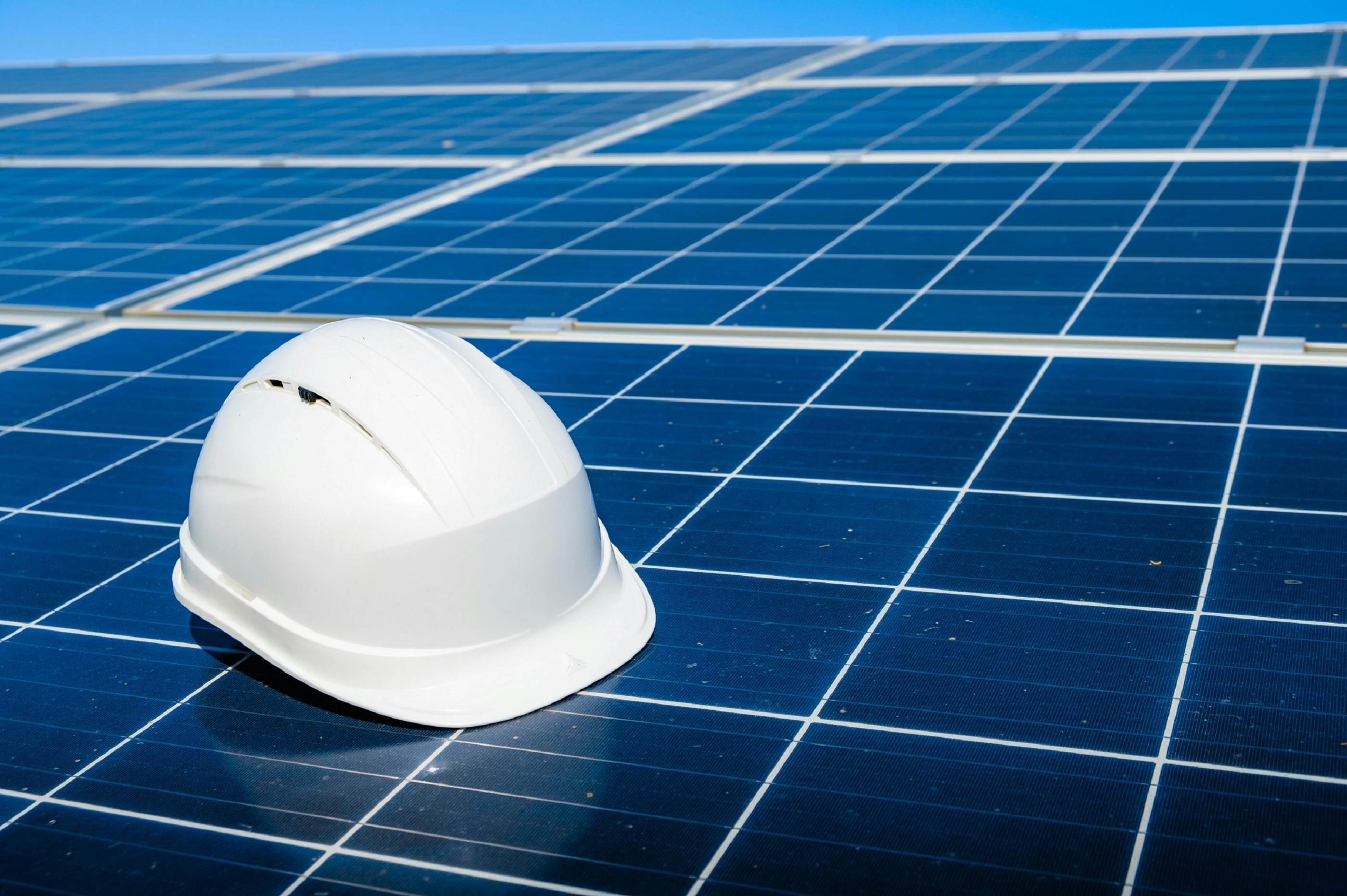 Professionnel nettoyant des panneaux solaires sur un toit avec équipement spécialisé pour optimiser le rendement