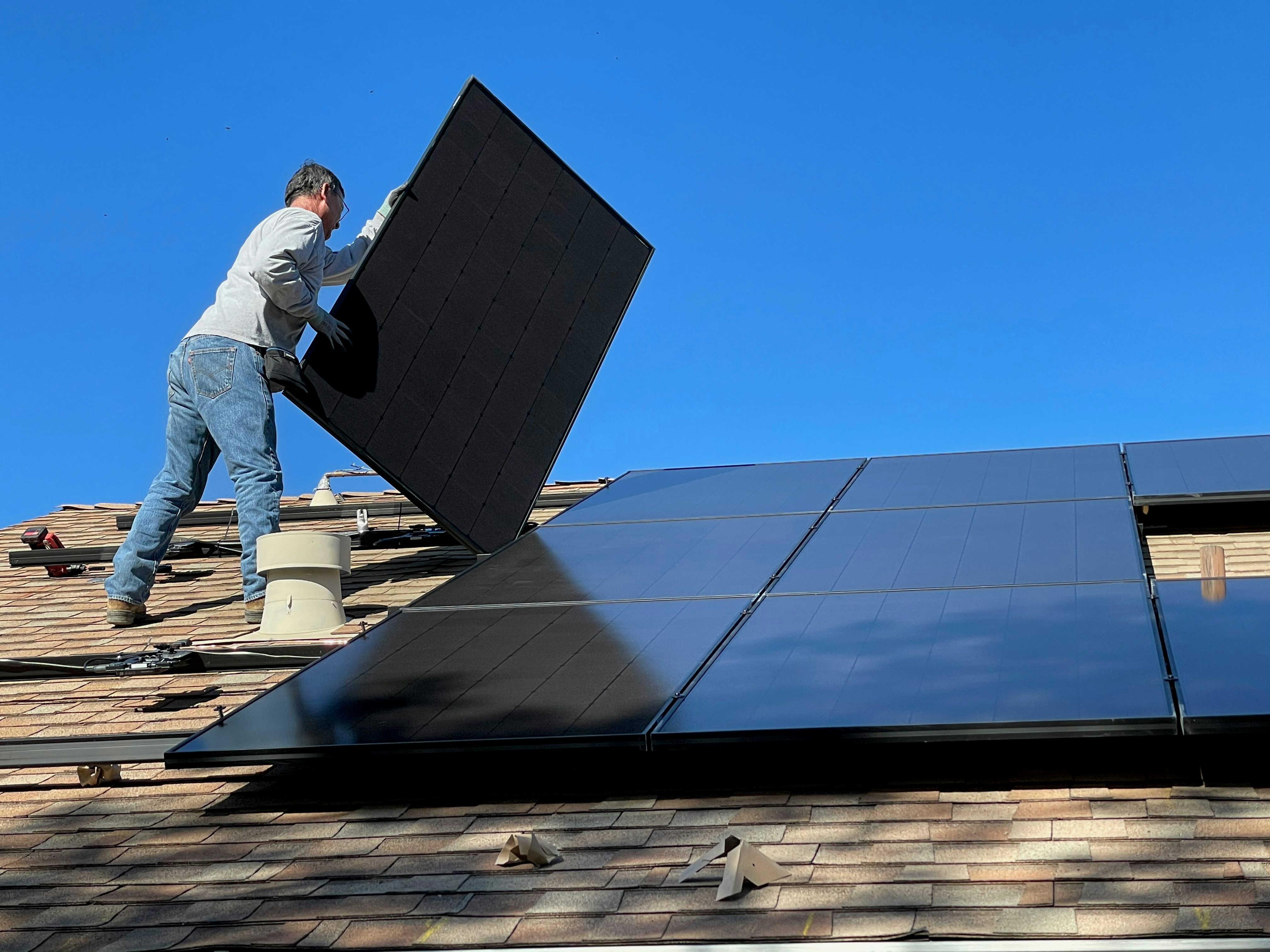 Installation de panneaux solaires monocristallins sur toiture d'une maison avec technicien certifié RGE